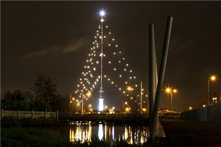 120 lampjes hangen weer in Kerstboom in IJsselstein (filmpje)